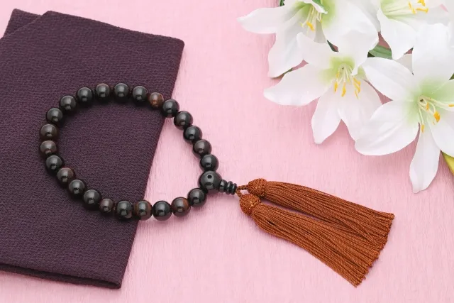 女性の喪服に合わせる小物