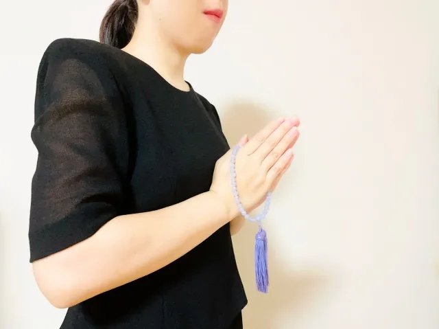 葬儀での女性の喪服・髪型・メイク・持ち物を完全解説