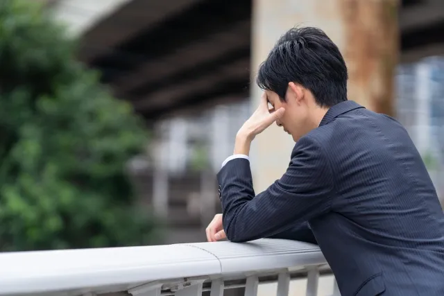 葬儀後に疲れるのはなぜ？頭痛などの体調不良の原因と解消法を解説。