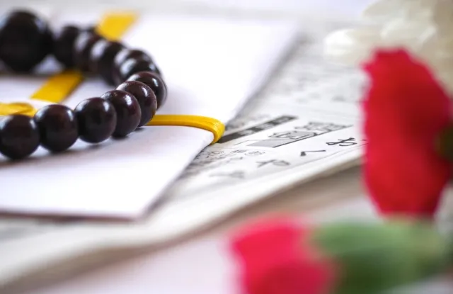 新聞のお悔やみ欄の利用方法について解説！死亡広告との違いや掲載タイミングも紹介