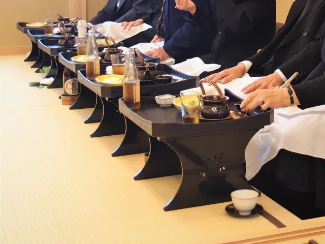 法事の食事は自宅でもOK？タブーな料理・メニューの選び方・費用相場を解説