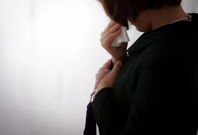 未亡人と呼ぶのは失礼?意味や由来、「やもめ」や「寡婦」との違いを解説