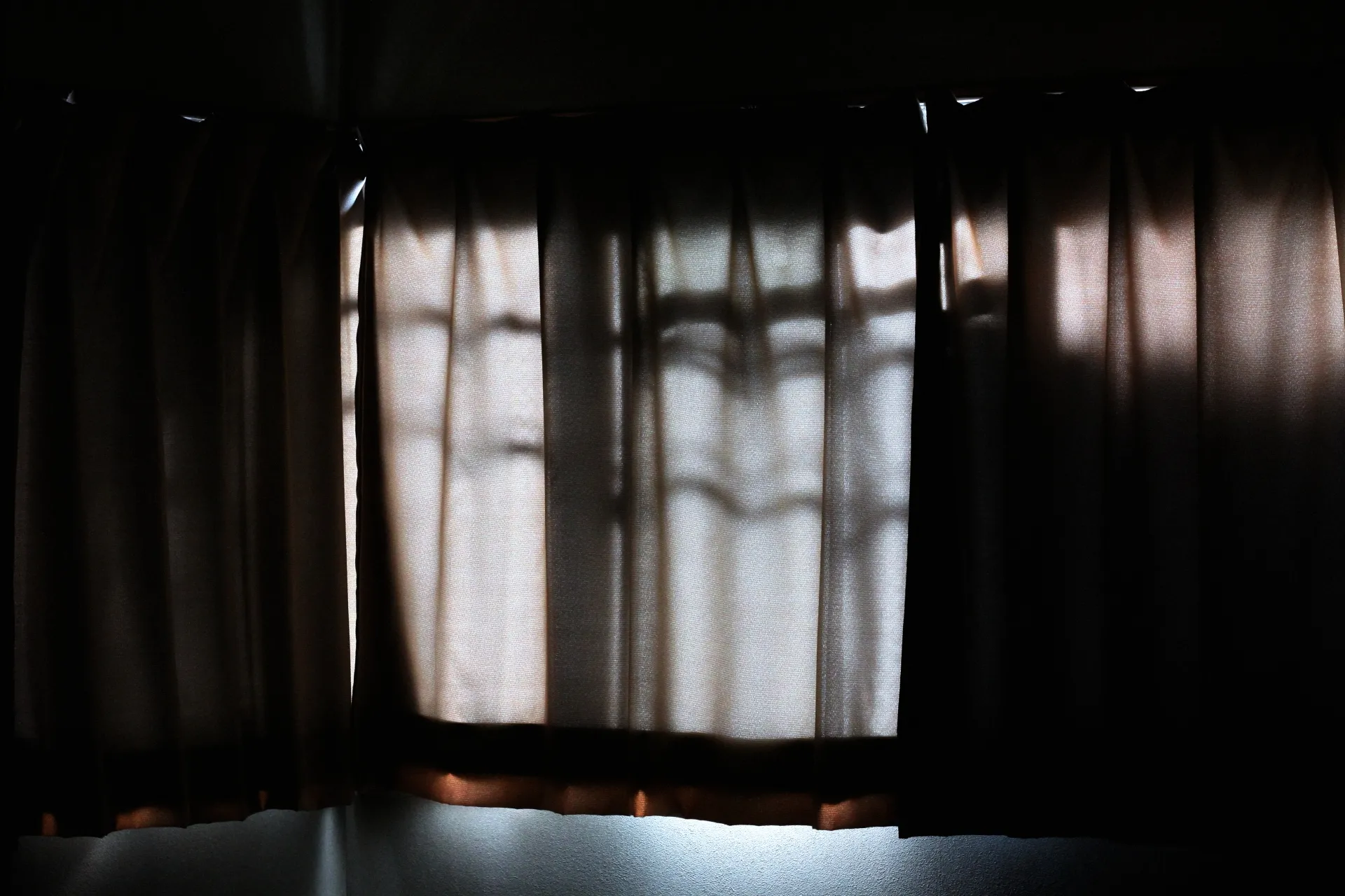 孤独死の遺体・葬儀はどうなる?発見からの流れ、費用まで詳しく解説