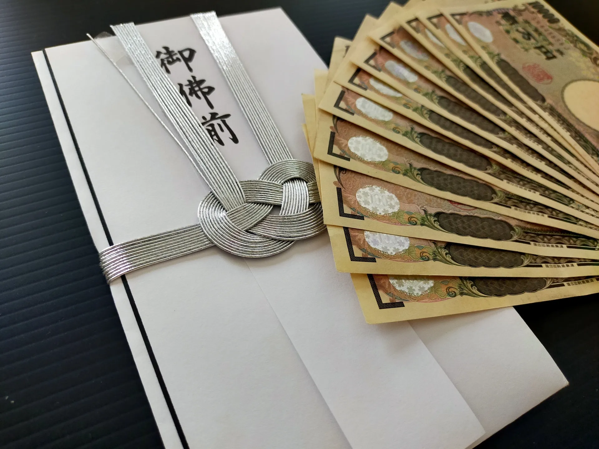 法事の香典はいくら包む？【相場や書き方、渡し方のマナーを解説】