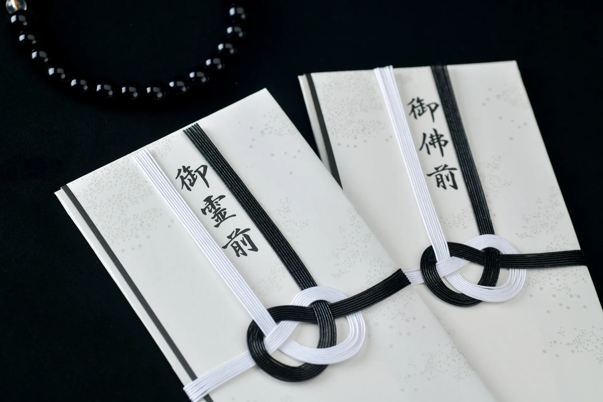 御霊前と御仏前のどちらを使う？宗派が分からない場合の対応法もご紹介