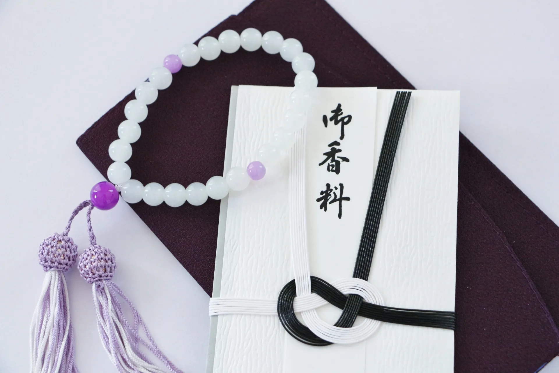 「御香料」と香典の違いとは？金額の相場や遺族への渡し方、表書きのマナーを解説