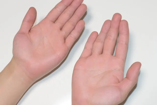 手相はどっちの手で見る?左右の意味の違い