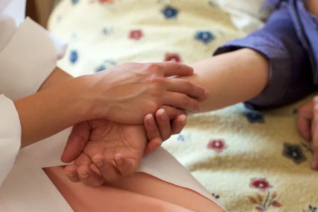 死期が近い危篤の方のお見舞いでかけるべき言葉は？お見舞いのマナーについても解説