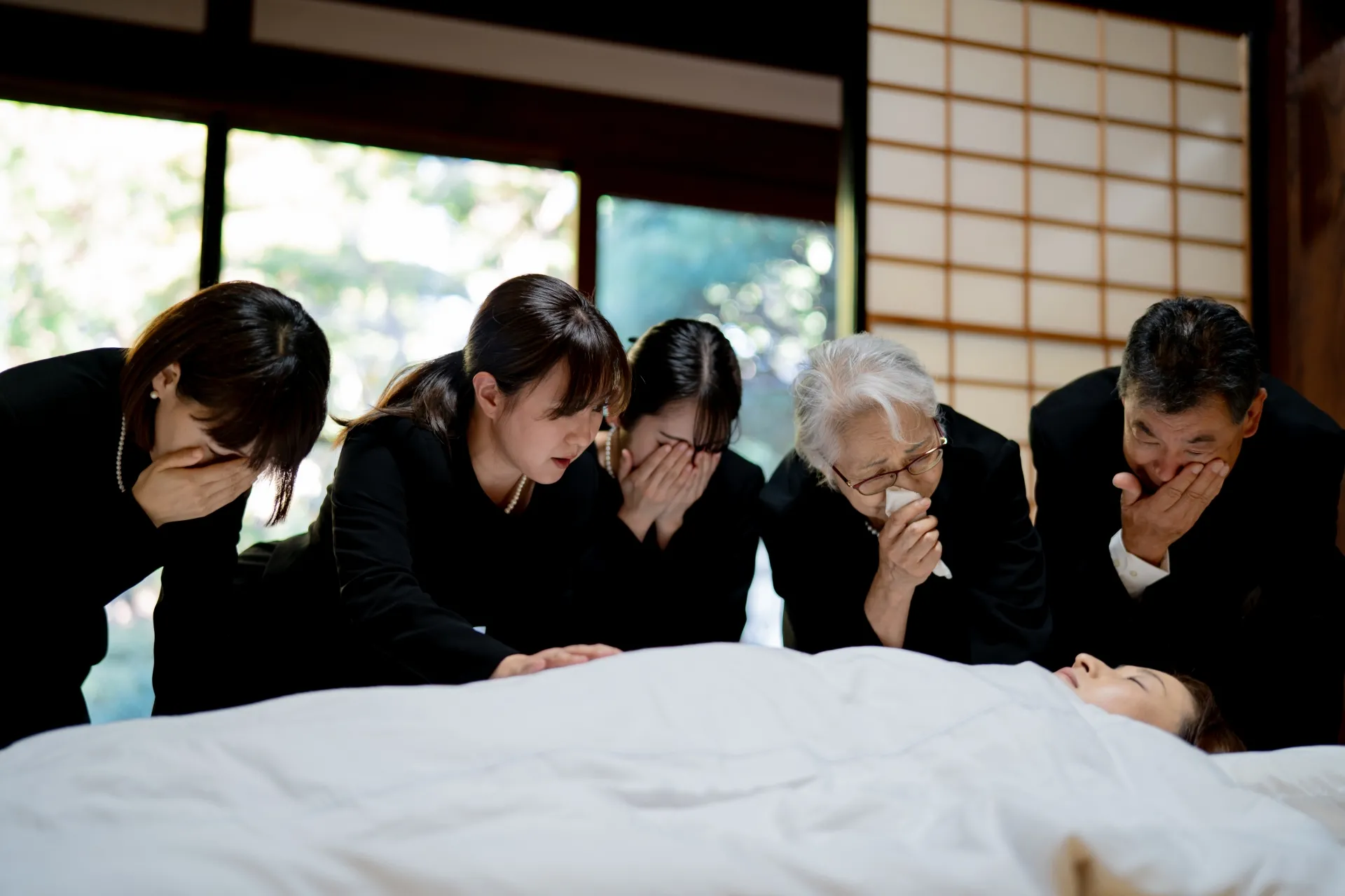 亡くなった人に話しかけてはいけない理由とは?故人との向き合い方を紹介