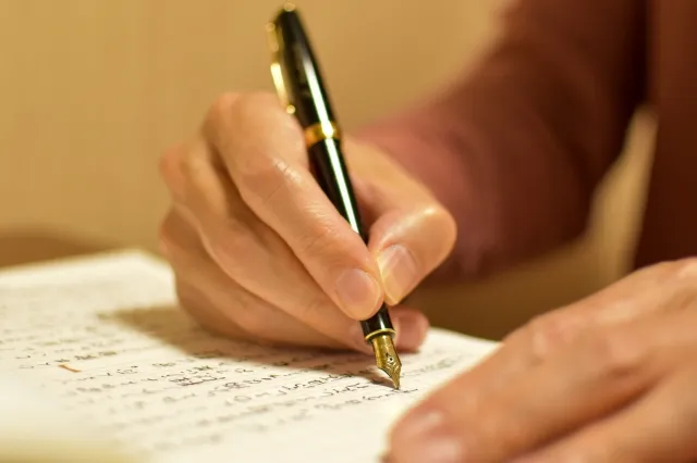 死亡通知とは？書き方や文例、送るタイミングなどについて解説