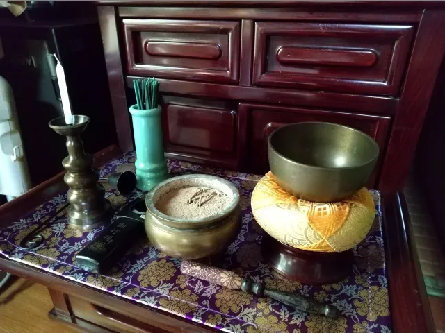 お線香をあげに行くときの手土産・お供えの選び方|のしのかけ方や弔問のマナーまで解説