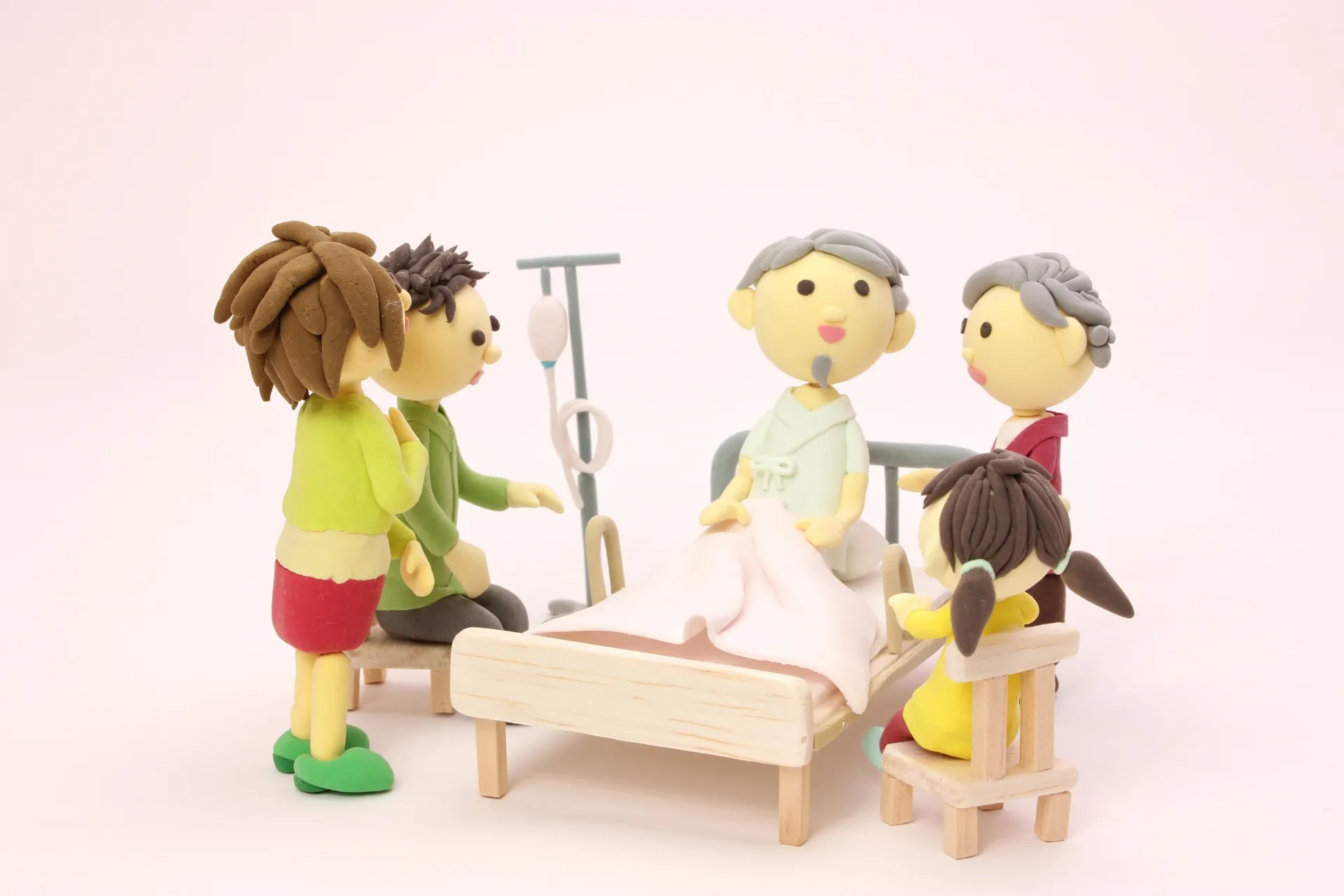 お見舞い金の相場は?渡し方や注意点、お見舞い品との使い分けについても解説