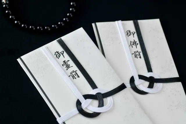 新生活のお香典の、金額相場と渡し方