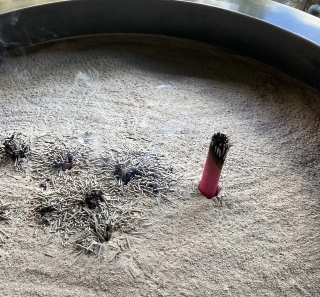 お墓参りは一人で行ってはいけないのか