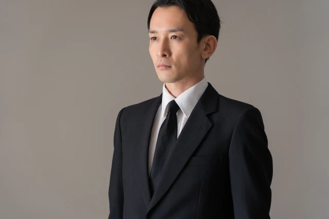 弔事にふさわしいネクタイピンの選び方