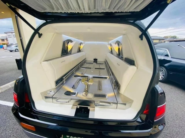 霊柩車とは？その役割と寝台車との違い