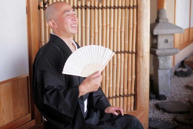 お坊さんが使う扇子の役割