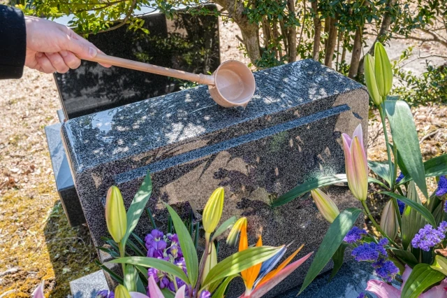 お墓参りに行きやすい日のはいつ?