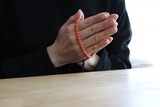 お通夜とは何をする儀式?マナー・流れ・かかる費用をわかりやすく解説【図解付き】