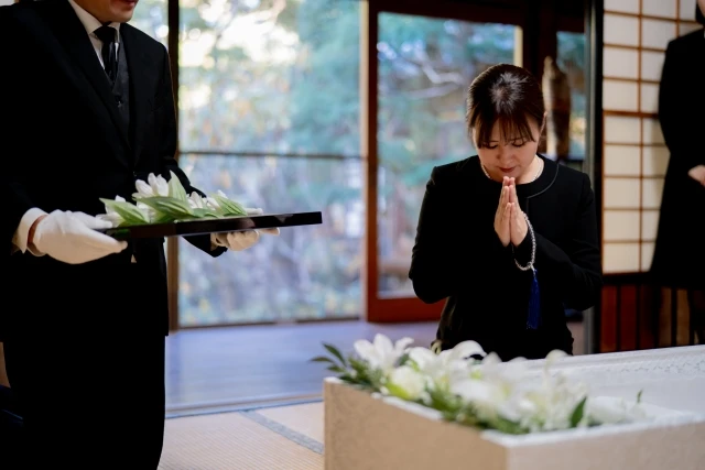 告別式は葬儀やお通夜と何が違う?意味や参列マナー、当日の流れを表で徹底解説!