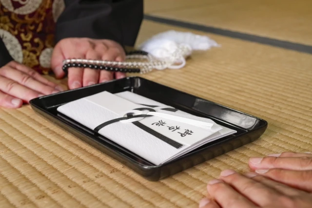お布施はどうやって用意する?書き方とマナーを見本つきで紹介