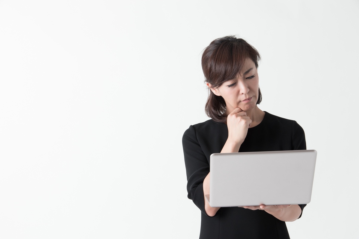 悩んでいる女性の写真