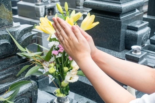お墓に造花を供えても問題ない？