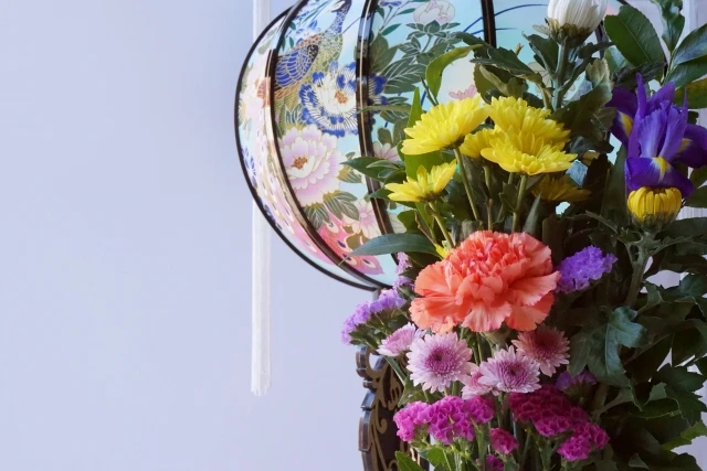 供花の種類は宗教・宗派によって異なる｜NG例やふさわしい花について解説
