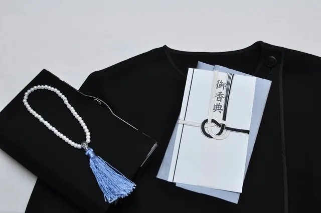 葬儀の香典の金額相場を関係性と年齢別にご紹介。渡し方や郵送方法を解説