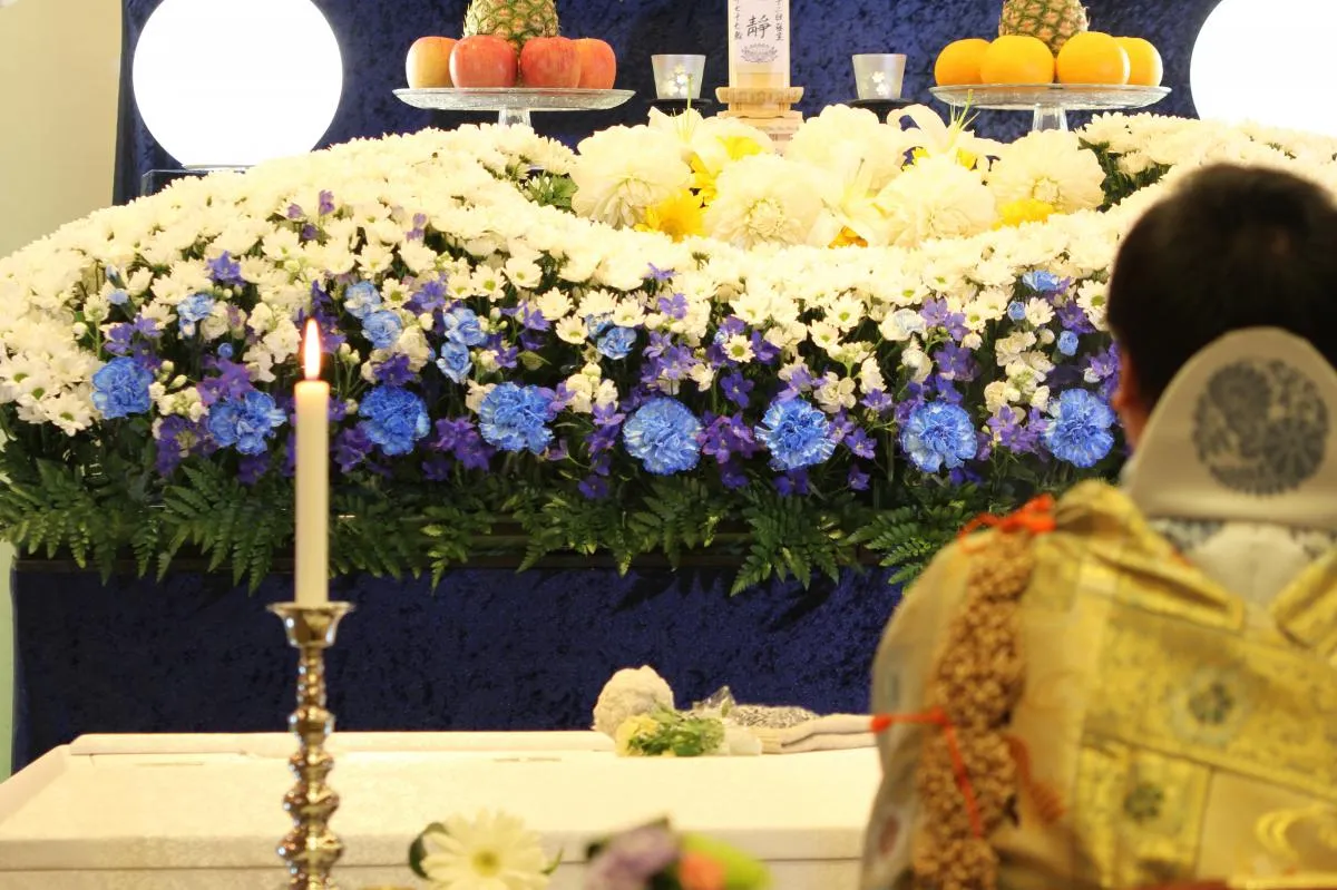 葬儀のお布施とは？地域や宗教ごとの相場・渡し方・マナーを徹底解説