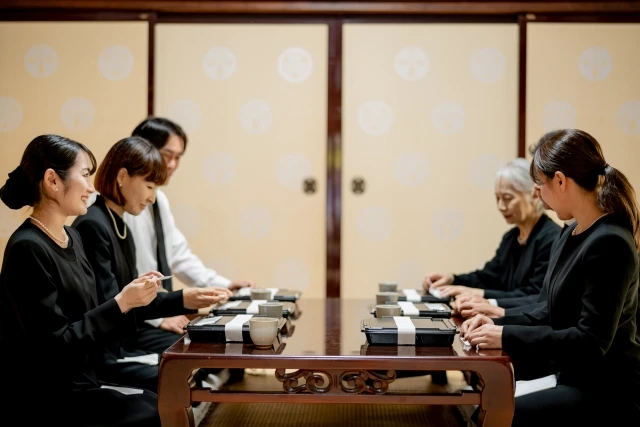 身内だけで行う四十九日の服装とは?年齢別・季節別に解説