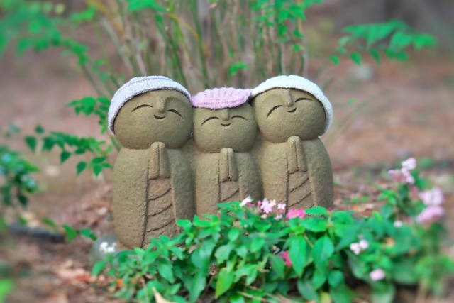 お地蔵さんに手を合わせてはいけない理由とは?拝み方や注意点も詳しく解説